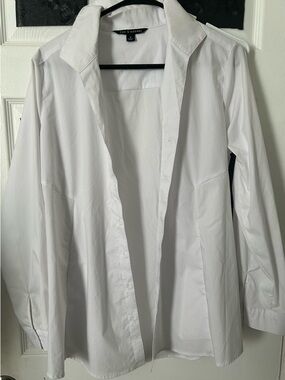 Zac & Rachel White Button-Up V neck Blouse